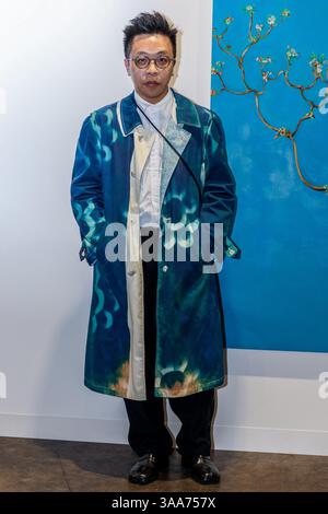 Ein Besucher posiert für ein Foto auf der Art Basel Hong Kong 2025. Die Art Basel Hong Kong ist eine internationale Kunstmesse, die jährlich in Hongkong stattfindet und Teil des globalen Netzwerks Art Basel ist, das auch Messen in Basel, Miami Beach und Paris umfasst. 2013 gegründet, dient es als wichtige Plattform für zeitgenössische Kunst und zeigt Werke aus Galerien weltweit. Die Ausgabe 2025 enthielt 240 Galerien aus 42 Ländern und zog über 91.000 Besucher und prominente Sammler aus mehr als 70 Ländern an. (Foto: May James/SOPA Images/SIPA USA) Stockfoto