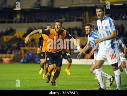 Danny Batth von Woves und Conor Coady. Fußball-Sky Bet Championship Wolverhampton Wanderers gegen Huddersfield Town. Stockfoto