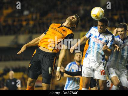 Danny Batth von Woves und Conor Coady. Fußball-Sky Bet Championship Wolverhampton Wanderers gegen Huddersfield Town. Stockfoto