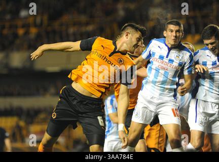Danny Batth von Woves und Conor Coady. Fußball-Sky Bet Championship Wolverhampton Wanderers gegen Huddersfield Town. Stockfoto