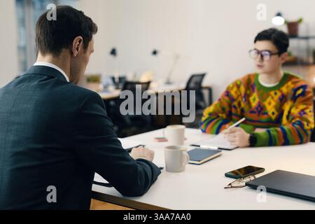 Geschäftsmann liest den lebenslauf des Kandidaten während seines Treffens im Amt Stockfoto