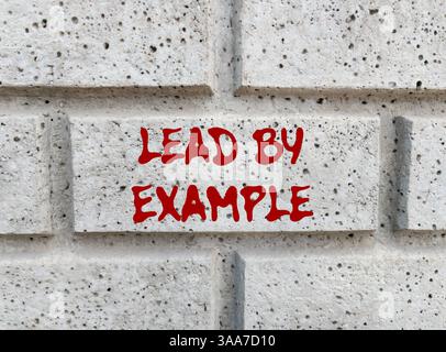 Beispiel-Meldung auf grauer Steinwand. Konzeptuelle Führung durch Beispielsymbol. Kopierbereich. Stockfoto