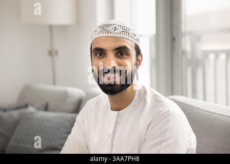 Kopffoto-Heimporträt eines jungen Mannes aus dem Nahen Osten Stockfoto