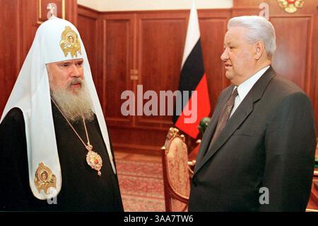 23. April 2007 – Moskau, Russland – BORIS JELZIN war von 1991 bis 1999 der erste Präsident der Russischen Föderation. Am 12. Juni 1991 wurde Jelzin zum Präsidenten der Russischen Föderativen Sozialistischen Sowjetrepublik gewählt. Nur wenige Stunden vor dem ersten Tag des Jahres 2000 gab Jelzin eine überraschende Ankündigung seines Rücktritts bekannt, wodurch die Präsidentschaft in die Hände von Wladimir Putin fiel. Boris Jelzin starb am 23. April 2007 an Herzinsuffizienz. Er war 76. IM BILD: BORIS JELZIN und ALEXY II. 1999. (Kreditbild: © ITAR-Tass/ZUMA Press) EINSCHRÄNKUNGEN: RECHTE in Asien, Australien, Kanada und den USA, NUR in englischer Sprache! Stockfoto