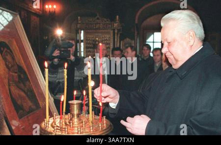 23. April 2007 – Moskau, Russland – BORIS JELZIN war von 1991 bis 1999 der erste Präsident der Russischen Föderation. Am 12. Juni 1991 wurde Jelzin zum Präsidenten der Russischen Föderativen Sozialistischen Sowjetrepublik gewählt. Nur wenige Stunden vor dem ersten Tag des Jahres 2000 gab Jelzin eine überraschende Ankündigung seines Rücktritts bekannt, wodurch die Präsidentschaft in die Hände von Wladimir Putin fiel. Boris Jelzin starb am 23. April 2007 an Herzinsuffizienz. Er war 76. IM BILD: BORIS JELZIN 1999. (Kreditbild: © ITAR-Tass/ZUMA Press) EINSCHRÄNKUNGEN: RECHTE in Asien, Australien, Kanada und den USA, NUR in englischer Sprache! Stockfoto