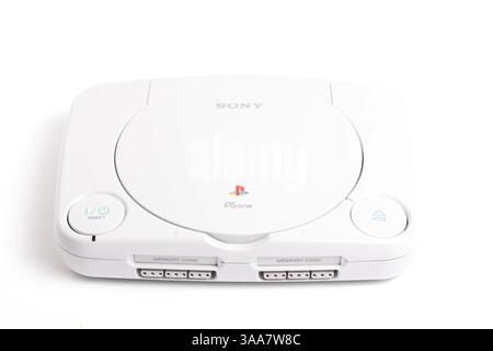 Fotostudio am 19. März 2025. SonyPlaystation PS One Spielkonsole auf weißem Hintergrund Stockfoto
