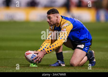 WARRINGTON, ENGLAND - 28. MÄRZ 2025: Jake Connor von Leeds Rhinos bereitet sich auf den Torschuss vor dem Aufwärmtraining vor der Betfred Super League vor Stockfoto