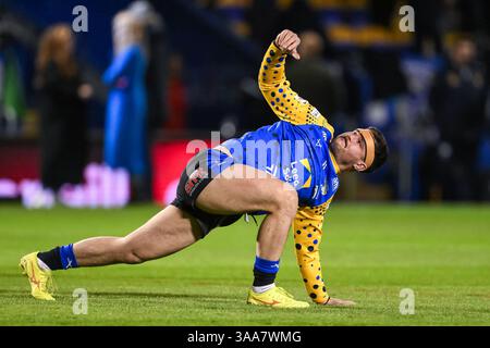 WARRINGTON, ENGLAND - 28. MÄRZ 2025: James Bentley von Leeds Rhinos dehnt sich während des Aufwärmens vor der Betfred Super League Round 6 Warrin aus Stockfoto