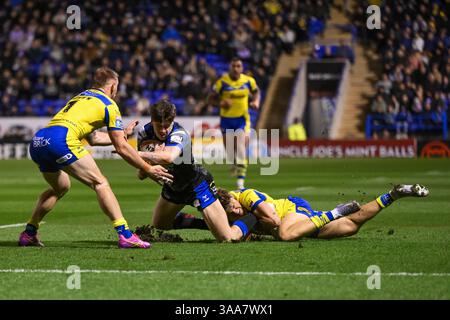 WARRINGTON, ENGLAND - 28. MÄRZ 2025: Riley Lumb von Leeds Rhinos wird während der Betfred Super League Runde von Arron Lindop von Warrington Wolves bekämpft Stockfoto