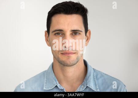 Kopfaufnahme Porträt ernster hispanischer Mann, der in die Kamera schaut Stockfoto