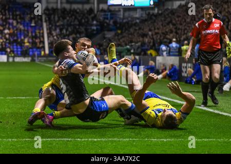 WARRINGTON, ENGLAND - 28. MÄRZ 2025: Riley Lumb von Leeds Rhinos wird von Matt Dufty von Warrington Wolves während der Betfre angegriffen Stockfoto
