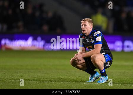 WARRINGTON, ENGLAND - 28. MÄRZ 2025: Lachie Miller von Leeds Rhinos verschnappt sich während einer Spielpause während der Betfred Super League Runde 6 Wa eine Verschnaufpause Stockfoto