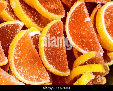 Zitrus Slice Shaped Jelly Bonbons Zuckerbeschichtung Süßes Dessert Makrofotografie leckere Leckerbissen für Kinder und Erwachsene Party Snack Essen lebendige Süßwaren Feiertags Wallpaper Stockfoto