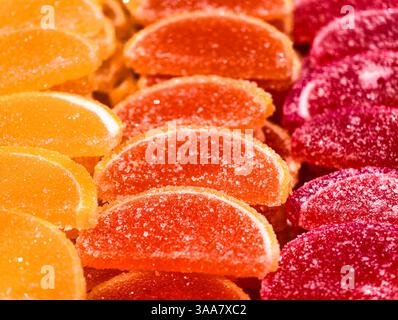 Zitrus Slice Shaped Jelly Bonbons Zucker beschichtet süßes Dessert Makrofotografie leckere Leckerli für Kinder und Erwachsene Party Snack Essen lebendige Süßwaren Feiertagshintergrund. Stock Foto Stockfoto
