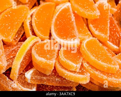 Zitrusscheibe Form Gelee Bonbons Zucker beschichtet Süßes Dessert Makrofotografie leckere Leckereien für Kinder und Erwachsene Party Snack Essen lebendige Süßwaren Stockfoto