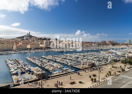 Panoramablick auf die Basilika Notre Dame de la Garde und den alten Hafen in Marseille, Frankreich Basilika Notre Dame de la Garde und alten Hafen in Marseille, F. Stockfoto