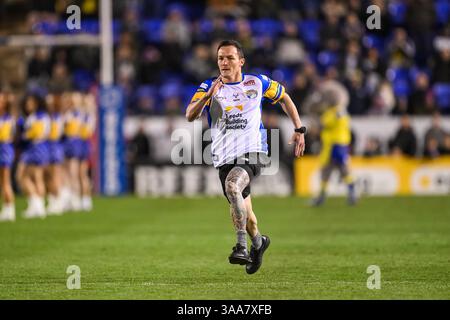 WARRINGTON, ENGLAND - 28. MÄRZ 2025: Profiboxer ein Leeds Rhino Fan Josh Warrington fährt den Wire Flyer in der Halbzeit während des Betfred Super Stockfoto