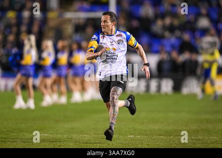 WARRINGTON, ENGLAND - 28. MÄRZ 2025: Profiboxer ein Leeds Rhino Fan Josh Warrington fährt den Wire Flyer in der Halbzeit während des Betfred Super Stockfoto