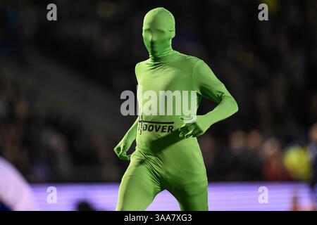 WARRINGTON, ENGLAND - 28. MÄRZ 2025: Der Wire Flyer fährt während des Betfred Super in der Halbzeit mit dem Leeds Rhino Fan Josh Warrington Stockfoto