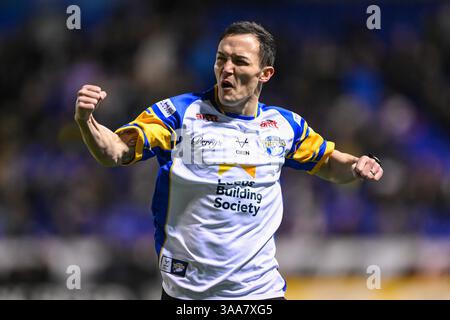 WARRINGTON, ENGLAND - 28. MÄRZ 2025: Profiboxer A Leeds Rhino Fan Josh Warrington feiert mit den Leeds Rhino Fans nach seinem Rennen mit Th Stockfoto
