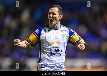 WARRINGTON, ENGLAND - 28. MÄRZ 2025: Profiboxer A Leeds Rhino Fan Josh Warrington feiert mit den Leeds Rhino Fans nach seinem Rennen mit Th Stockfoto