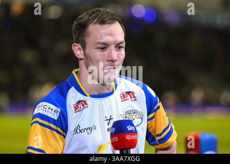 WARRINGTON, ENGLAND - 28. MÄRZ 2025: Profiboxer ein Leeds Rhino Fan Josh Warrington während eines Interviews über den Himmelsport während des Betfred Super Stockfoto