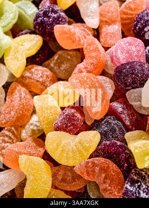 Bunte Fruchtscheiben geformte Gummy Bonbons Zuckerbeschichtung Süßes Gelee Makrofotografie köstliche Dessert Leckerbissen für Kinder und Erwachsene Party Snack Essen lebendige Süßwaren. Hintergrund Zur Feiertagsfeier Stockfoto