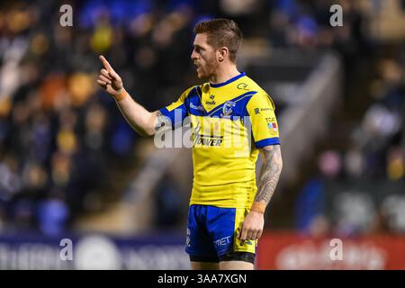 WARRINGTON, ENGLAND - 28. MÄRZ 2025: Marc Sneyd von Warrington Wolves gibt seinem Team Anweisungen während der 6. Runde der Betfred Super League Warrington W Stockfoto