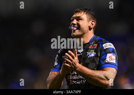 WARRINGTON, ENGLAND - 28. MÄRZ 2025: Ryan Hall of Leeds Rhinos applaudiert den Fans, nachdem er seinen Versuch während der 6. Runde der Betfred Super League in Warrin erzielt hat Stockfoto