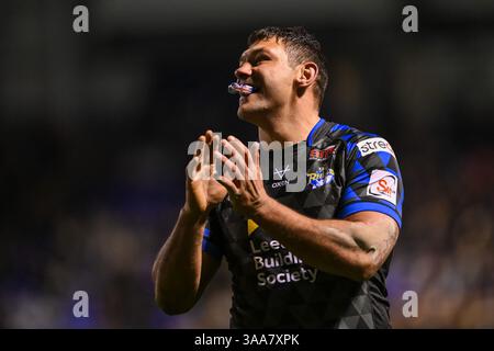 WARRINGTON, ENGLAND - 28. MÄRZ 2025: Ryan Hall of Leeds Rhinos applaudiert den Fans, nachdem er seinen Versuch während der 6. Runde der Betfred Super League in Warrin erzielt hat Stockfoto