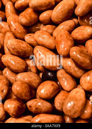 Karamell beschichtete Mandeln glänzendes Braun Süßigkeiten Makrofotografie köstliche Dessert-Snack für Kinder und Erwachsene Party Essen lebendige Süßwaren Spaß Thema Feiertagsfeier verwöhnende HD-Stockaufnahmen Stockfoto