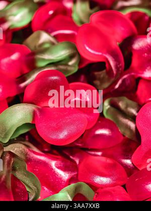 Rote und grüne Gummy Bonbons geformt wie Kirschen Süße Gelee Makrofotografie leckere Dessert Leckerei für Kinder und Erwachsene Party Snack Essen lebendige Süßwaren Spaß Thema Feiertag Stock Hintergrund Stockfoto