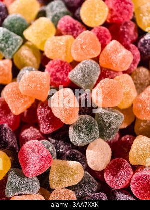Bunte zuckerbeschichtete Gumdrop Bonbons Süßes Gelee Makrofotografie köstliches Dessert für Kinder und Erwachsene Party favorisiert Snack Essen Feiertagsfeier Stockfoto