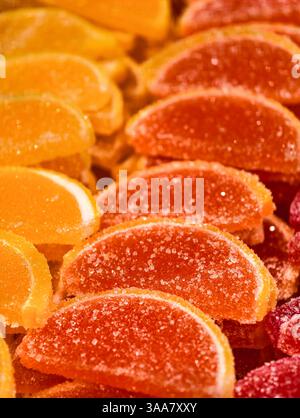 Zitrusscheibe Form Gelee Bonbons Zucker beschichtet Süßes Dessert Makrofotografie leckere Leckereien für Kinder und Erwachsene Party Snack Essen lebendige Süßwaren Stockfoto