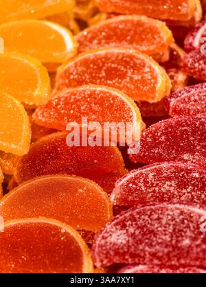 Zitrusscheibe Form Gelee Bonbons Zucker beschichtet Süßes Dessert Makrofotografie leckere Leckereien für Kinder und Erwachsene Party Snack Essen lebendige Süßwaren Stockfoto