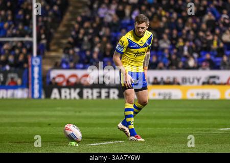 WARRINGTON, ENGLAND - 28. MÄRZ 2025: Marc Sneyd von Warrington Wolves bereitet sich auf den Treffer in der 6. Runde der Betfred Super League in Warrington Wolv vor Stockfoto