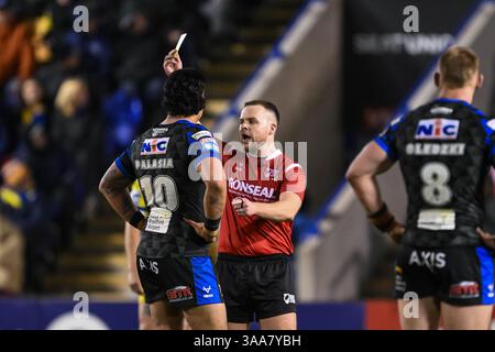 WARRINGTON, ENGLAND – 28. MÄRZ 2025: Schiedsrichter Tom Grant gibt Keenan Palasia aus Leeds Rhinos während der 6. Runde der Betfred Super League eine gelbe Karte Stockfoto