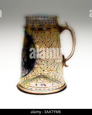 Ein einzigartig gestylter Becher mit komplizierten Mustern und lebendigen Linien, der eine künstlerische und abstrakte Darstellung des Objekts schafft., Klassische Kunst mit modernem Twist neu interpretiert von Artotop, basierend auf Tankard mit Mansfeld-Armen, 1590/1600, Deutsch, wahrscheinlich Sachsen, Sachsen, Sachsen, farbloses Glas, Emaille, H 14 x 11,4 cm (5 1/2 x 4 1/2 Zoll) Stockfoto