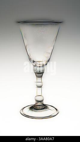 Ein zarter Glaskelch mit schlankem Stiel und komplizierten Details, vor einem sanft verschwommenen Hintergrund, der seine elegante Form unterstreicht., Klassische Kunst mit modernem Twist neu interpretiert von Artotop, basierend auf Weinglas, ca. 1760/80, England oder Niederlande, England, Glas, geblasen und stippelgraviert, 16,4 x 5,9 cm (6 7/16 x 2 15/16 Zoll) Stockfoto