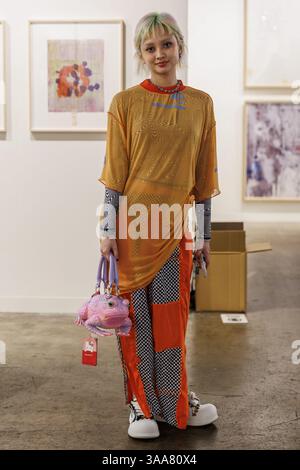 28. März 2025, Hong Kong, China: Ein Besucher posiert für ein Foto auf der Art Basel Hong Kong 2025. Die Art Basel Hong Kong ist eine internationale Kunstmesse, die jährlich in Hongkong stattfindet und Teil des globalen Netzwerks Art Basel ist, das auch Messen in Basel, Miami Beach und Paris umfasst. 2013 gegründet, dient es als wichtige Plattform für zeitgenössische Kunst und zeigt Werke aus Galerien weltweit. Die Ausgabe 2025 enthielt 240 Galerien aus 42 Ländern und zog über 91.000 Besucher und prominente Sammler aus mehr als 70 Ländern an. (Credit Image: © May James/SOPA Images via ZUMA Press Wire) EDITIEREN Stockfoto