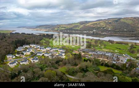 Blick aus der Vogelperspektive auf das Marr Hall Golf & Spa Resort und die geschlossene Gemeinschaft von Luxushäusern neben dem River Clyde in Bishopton, Schottland, Großbritannien Stockfoto