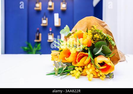 Ein Strauß gelber Rosen auf einem Restauranttisch Stockfoto