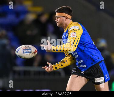 WARRINGTON, ENGLAND - 28. MÄRZ 2025: James Bentley von Leeds Rhinos während des Vorspiels vor der Betfred Super League Round 6 Warrington Wolve Stockfoto