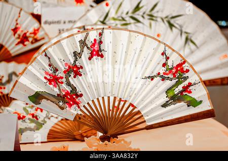 Ein typischer japanischer Fan, der einen Tisch dekoriert Stockfoto