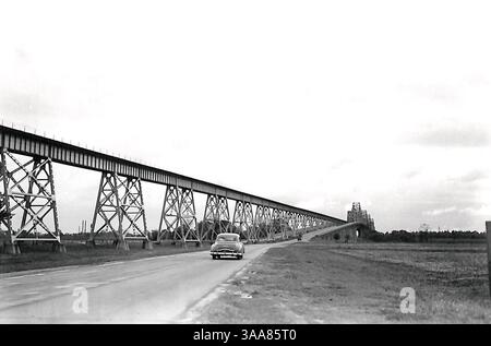 Huey P. Long Bridge in Baton Rouge, Louisiana, im April 1951 (169143338). Stockfoto