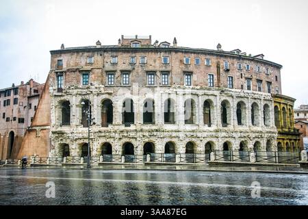 Ein großes Gebäude in Rom Italien mit Bogenfenstern und Balkon. Das Gebäude ist alt und hat viele Risse Stockfoto
