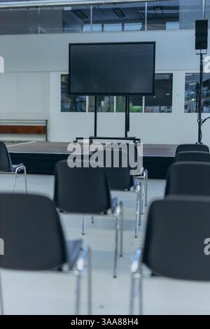 Konferenzraum mit leeren Stühlen und kleiner Bühne. Hochwertige Fotos Stockfoto