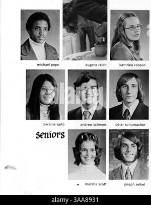 Dieses Jahrbuch der Marshall University 1973 zeigt wichtige Momente aus dem akademischen Jahr, darunter Studenten, Dozenten, Leichtathletik, Clubs, und bedeutende Ereignisse von 1972-1973. Stockfoto