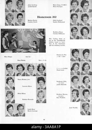 Diese Ausgabe 1960 des Angelus Yearbook der Akademie der Heiligen Engel spiegelt die Schlüsselmomente des Schuljahres 1959-1960 wider, darunter Schüler, Lehrer, Leichtathletik und Vereine. Stockfoto