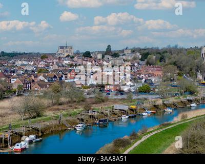 Marktstadt Arundel in West Sussex. Aus der Vogelperspektive auf die historische Stadt. Fluss Arun im Vordergrund. Stockfoto